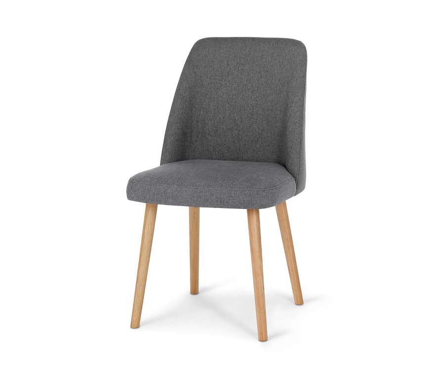 Szürke kárpitozott szék fa lábakkal.