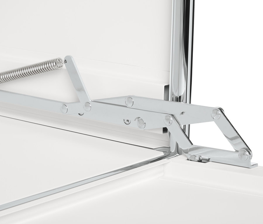 A fehér, kétszárnyú Fém komód részlete ezüst színű mechanizmussal.