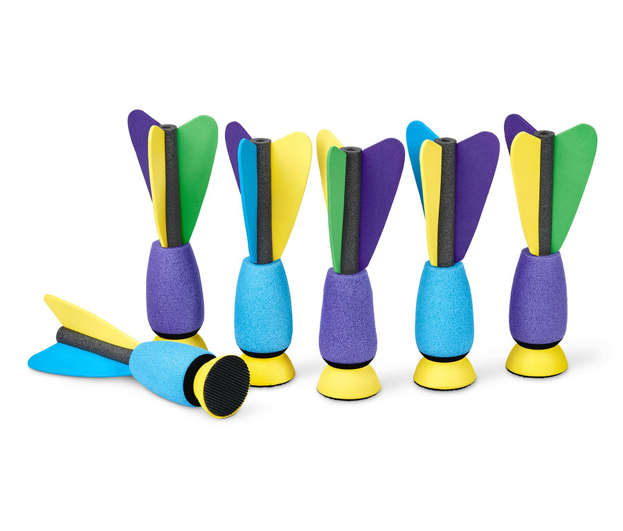 Hat XL darts nyíl egy felfújható darts játékból egy sorban. A nyilak zöld, sárga és lila szárnyakkal rendelkeznek.