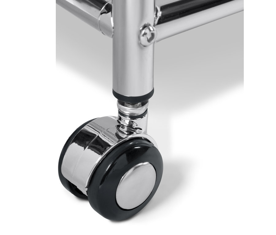 Közelkép egy fehér, fiókos fém kisasztal »CN3« kerekéről.