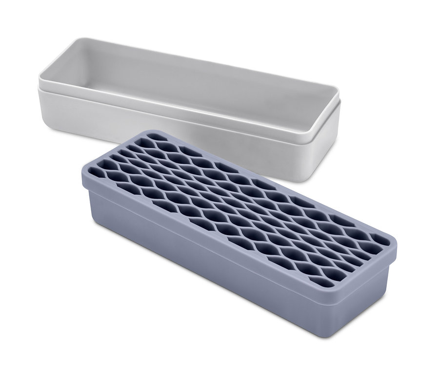 Szürke varrókészlet tartó és egy fehér tartály fehér háttérrel.