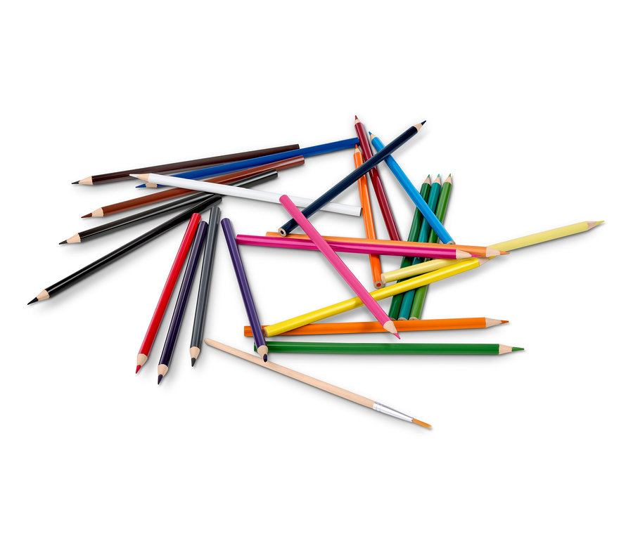 Szórt akvarell színesceruzák különböző színekben és egy ecset.