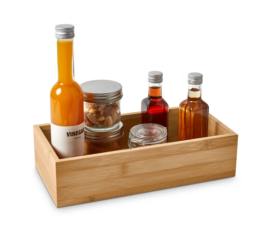 Két bambusz fűszertartó egy bambusz tárolódobozban.