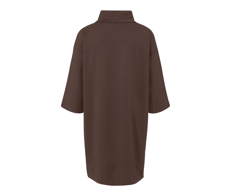 Hátulnézet egy sötétbarna női 3/4-es ujjú lezser ruháról.