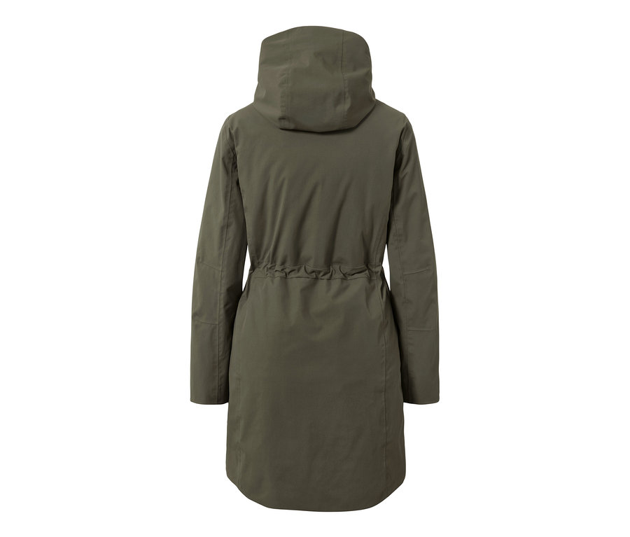 Hátulnézet egy olívazöld, 3 az 1-ben esőkabátról kapucnival és húzózsinórral a deréknál.