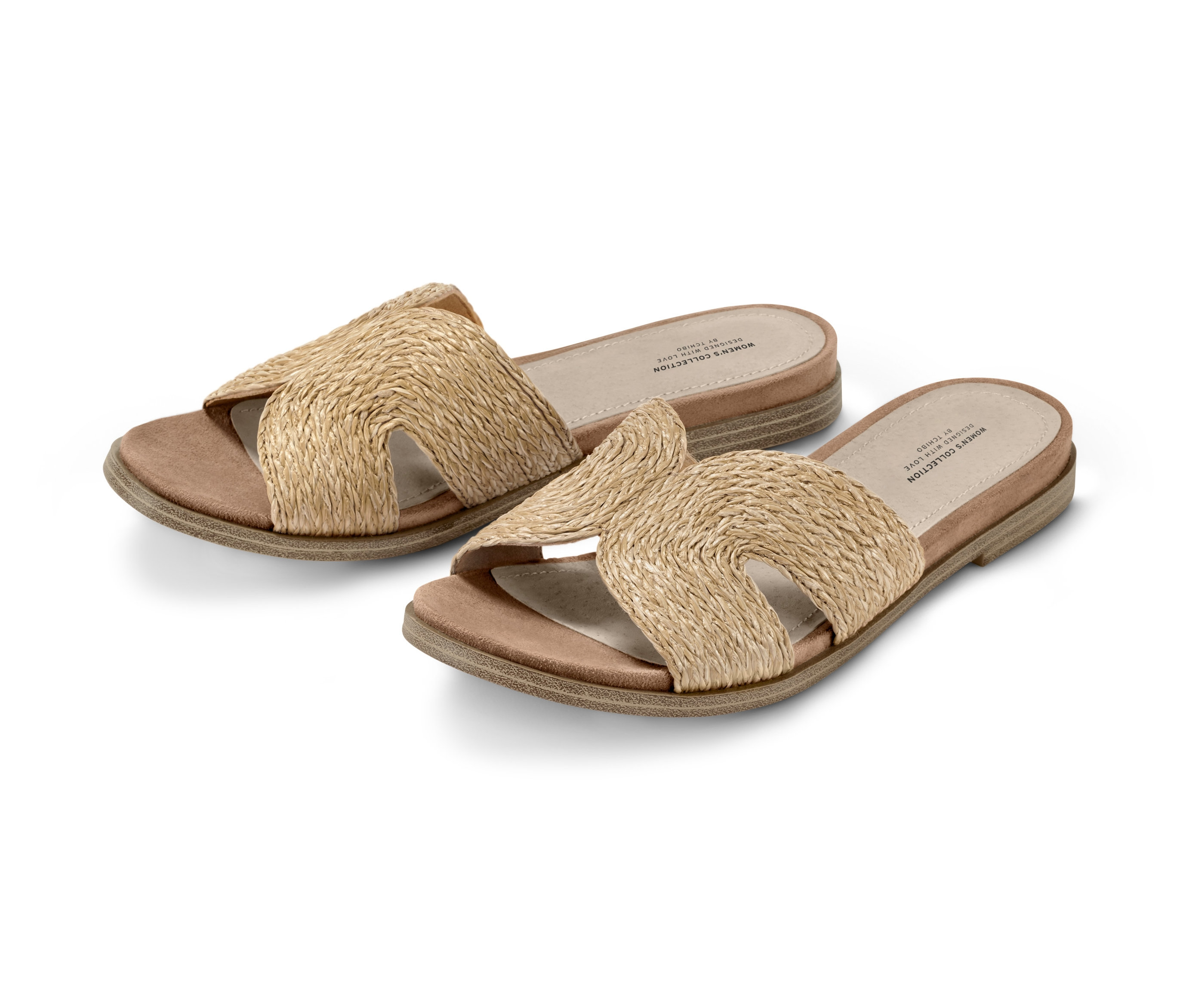 Két bézs színű női papucs fehér háttérrel.