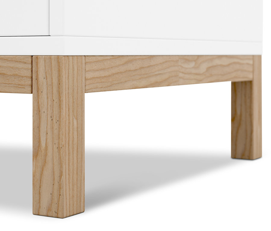 Egy fehér tálalószekrény részlete fával.