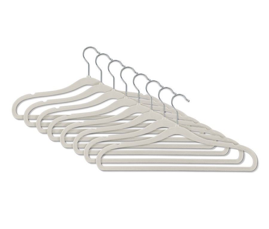 Nyolc különösen keskeny vállfa egymás mellett.