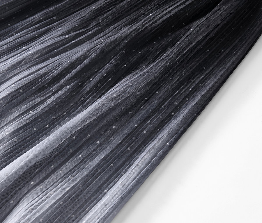 Színátmenetes, szürke női tüllszoknya közelről.