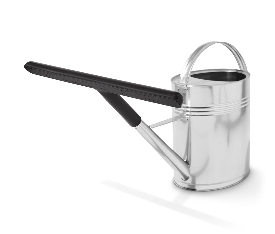 Ezüst színű locsolókanna fekete locsolókanna-rátéttel.