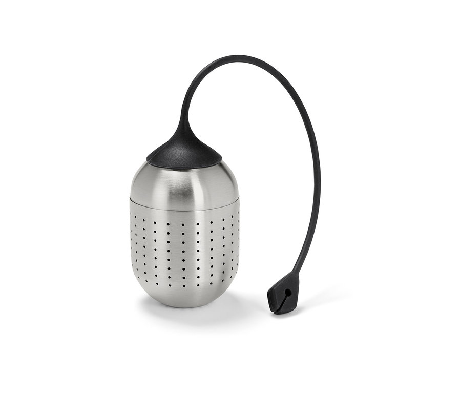 Egy ezüst színű fűszertartó tojás, fekete fogantyúval.