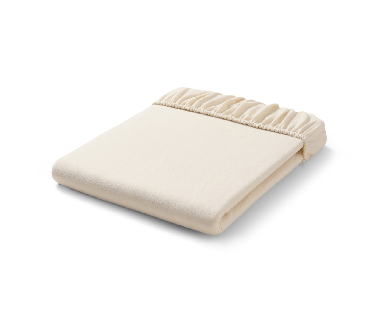 Egy krémszínű, gumis pamutflanel lepedő összehajtva, fehér háttérrel.