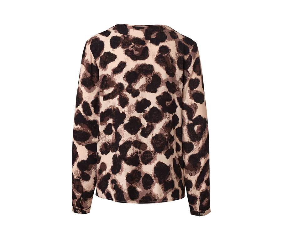 Egy női leopárdmintás blúz részlete, hosszú ujjakkal.