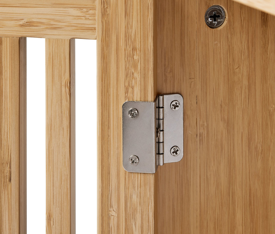 A bambusz komód részlete zsanérral.