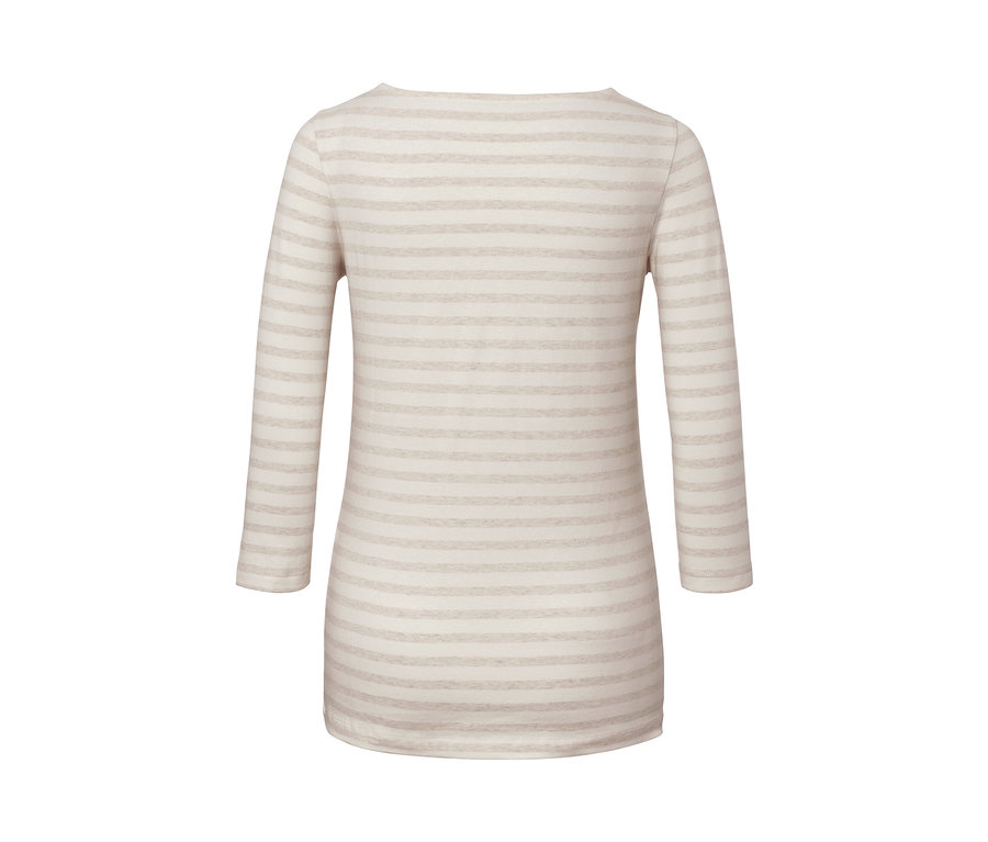 Hátulnézet egy 3/4-es ujjú, csíkos felsőről.