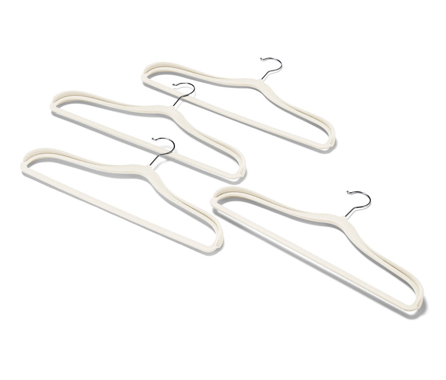 Négy széles vállú vállfa fekszik fehér alapon.