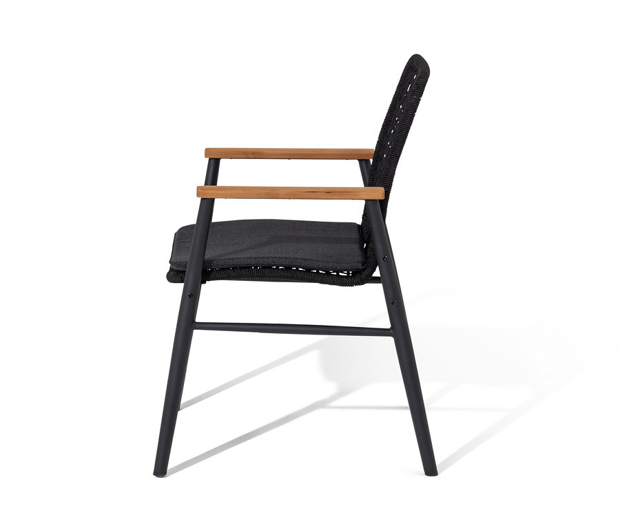 Egy teakfa karfás és textilhálós étkezőszék oldalnézete fehér háttérrel.