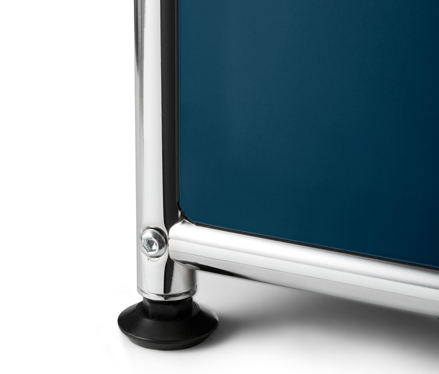 Kék, magas fémpolc »CN3« részlete lenyitható ajtóval.