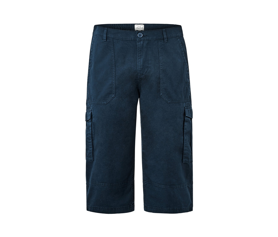 Egy sötétkék, 3/4-es férfi bermudanadrág.