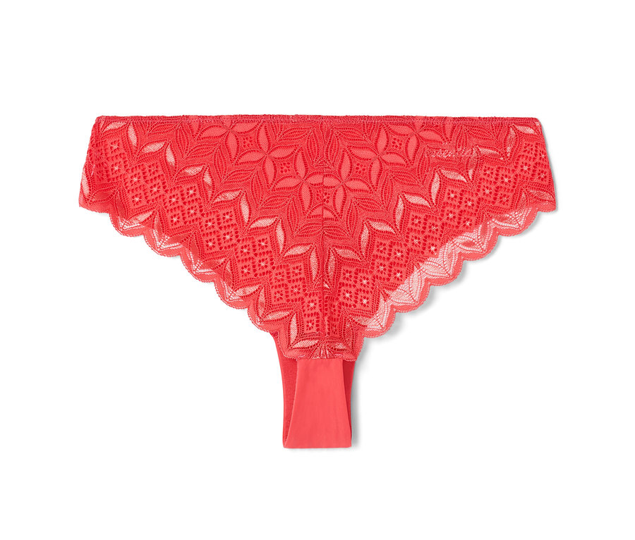 Közelkép egy korall színű, virágmintás, csipkés 2 darabos Magic Cut brazil tanga alsóból.