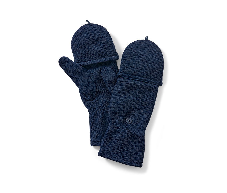 Két kék kötött polár lehajtható kesztyű fekszik egymás mellett.