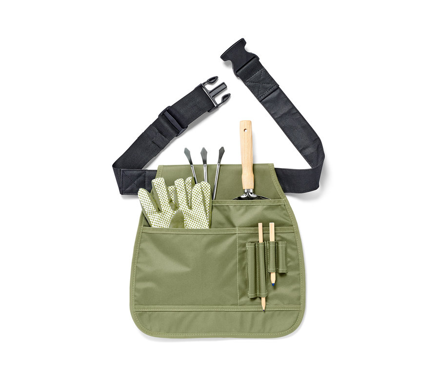 Zöld kerti szerszámtartó öv fekete pánttal és szerszámokkal a zsebekben.