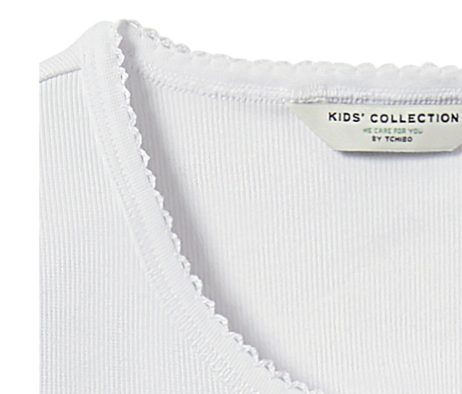 Egy bordázott lány pizsama részlete.