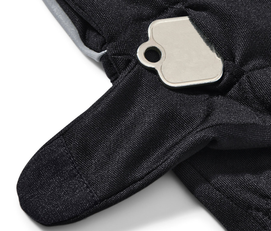 Közeli kép egy fekete, 2 az 1-ben futókesztyűről, zsebbel.