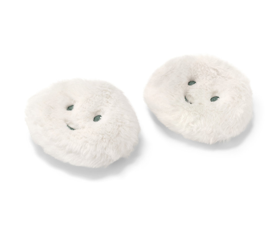 Két fehér, felhő alakú zsebmelegítő párna.