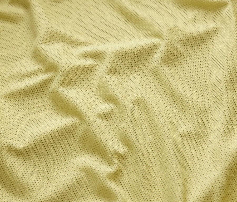 Texturált sárga női esőkabát részlete.