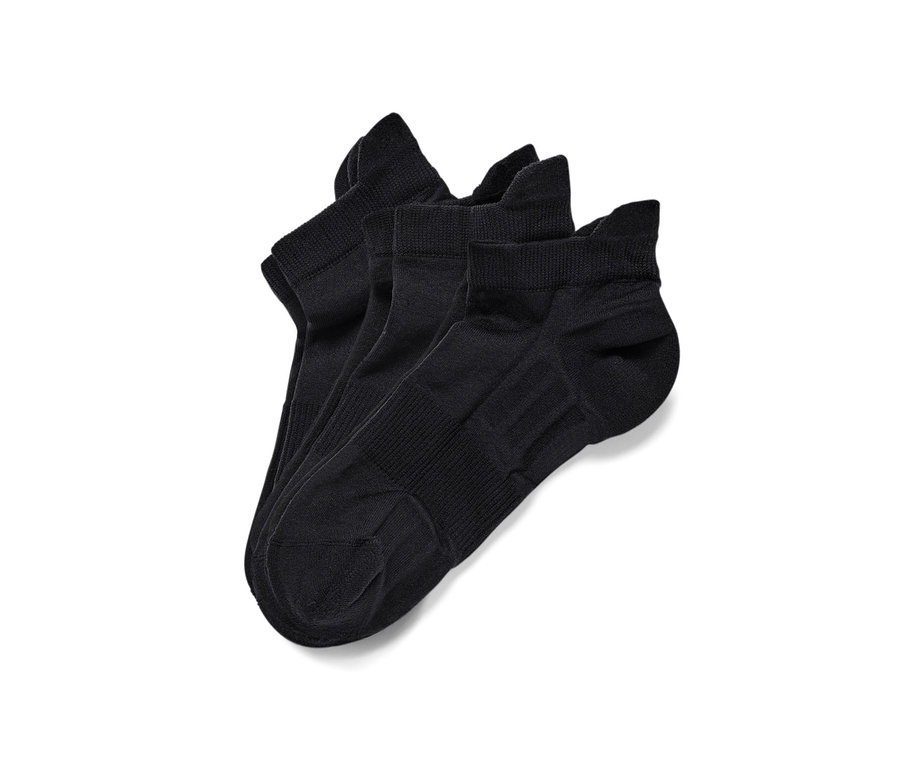 Három pár fekete profi futózokni.