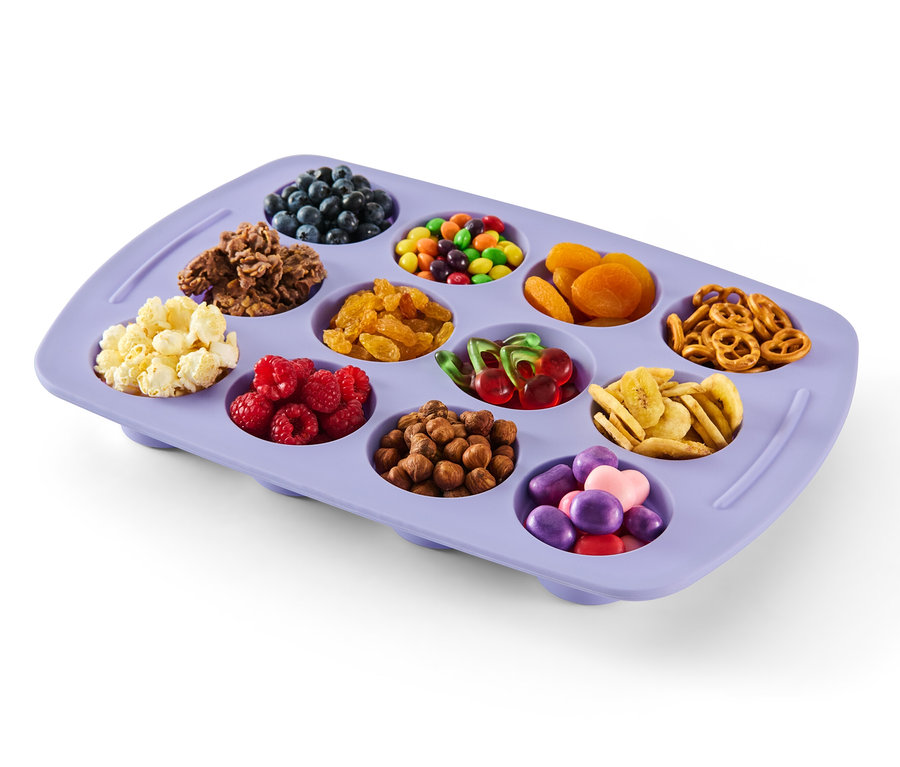 Lila, összecsukható szilikon muffin sütőforma áfonyával, reggeli gabonapehellyel, cukorkákkal, sárgabarackkal, pereccel, pattogatott kukoricával, málnával, dióval, cseresznyével, banán chips-szel és édességekkel.