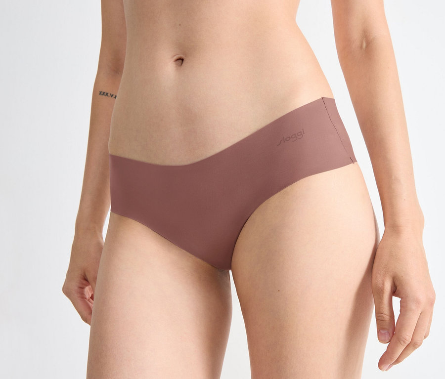 Egy személy visel egy sloggi ZERO Microfibre 2.0 hipszter alsót matt rózsaszínben, a sloggi logóval a bal csípőjén.