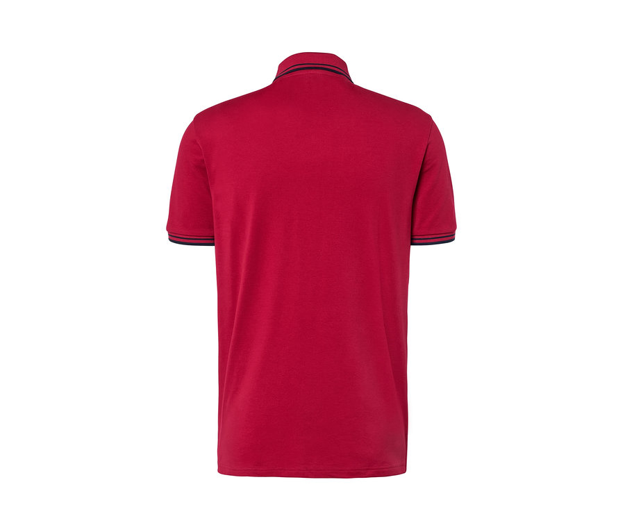 Hátulnézet egy piros piké pólóról.