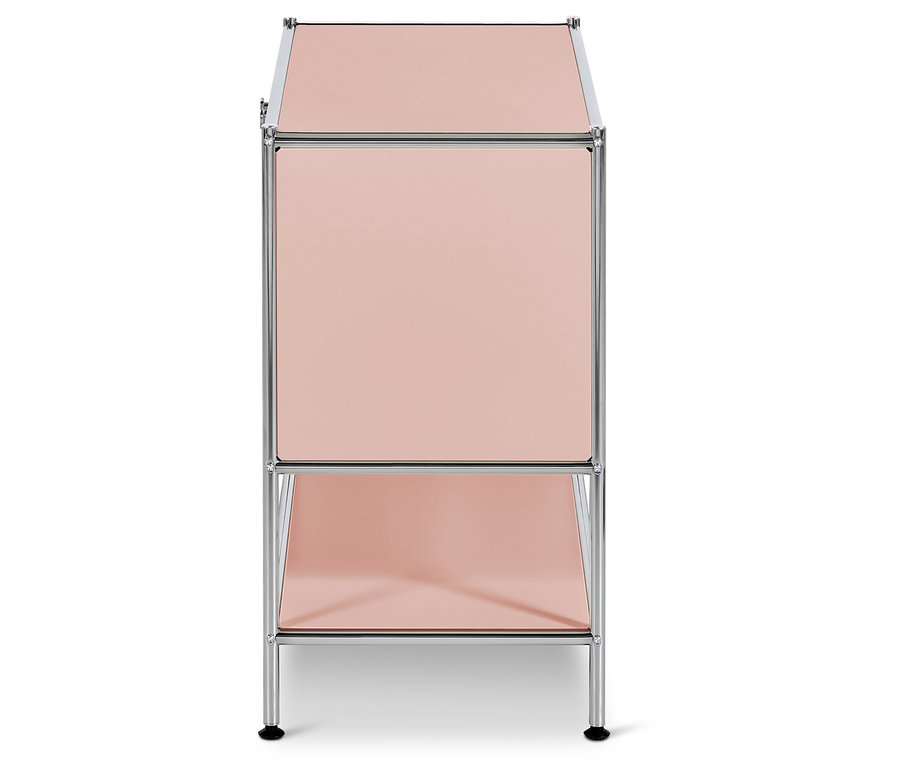 Halvány rózsaszín éjjeliszekrény két polccal és krómvázzal.