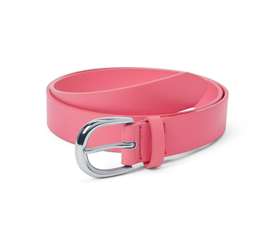 Egy rózsaszín öv ezüst csattal egy fehér háttéren.