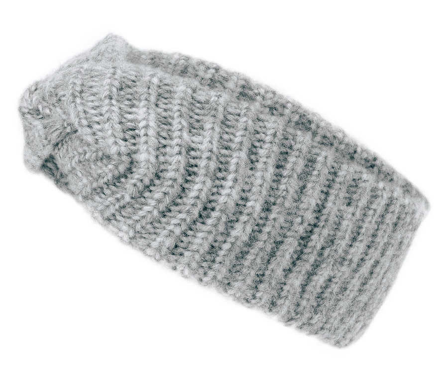 Szürke kötött fejpánt fehér háttérrel.
