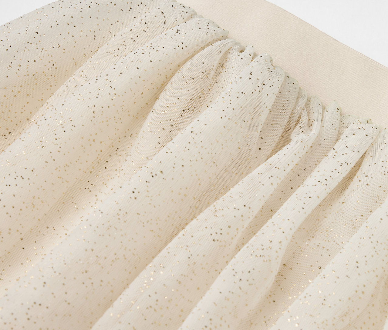 Bézs tüllszoknya ezüst csillámokkal.