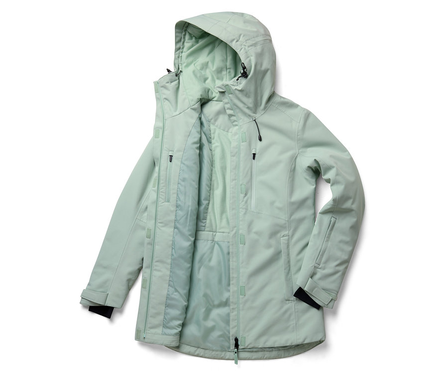 Egy nyitott, világoszöld kabát kapucnival. A kabát cipzáras és több zsebbel rendelkezik.