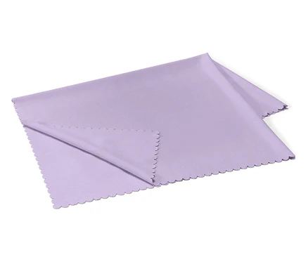 Egy hajtogatott, levendula színű kendő hullámos széllel, fehér háttér előtt.