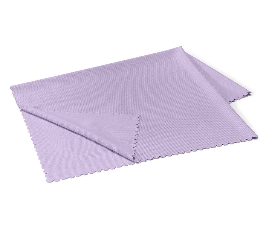 Egy hajtogatott, levendula színű kendő hullámos széllel, fehér háttér előtt.