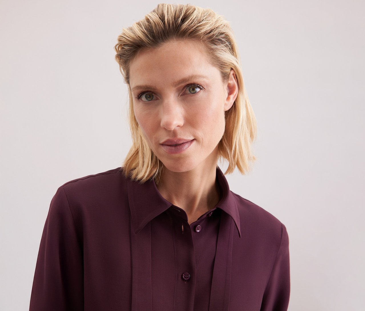 Nő visel egy Seidensticker sifon blúzt viszkózból.