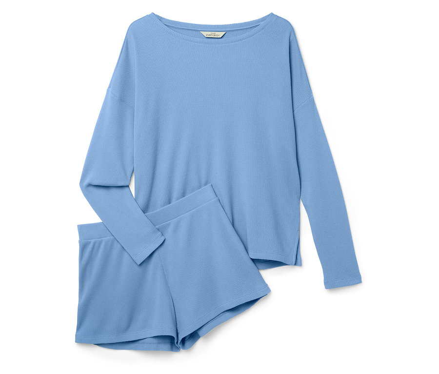Egy világoskék, hosszú ujjú hálóing és rövidnadrág szett fekszik egy fehér háttéren.