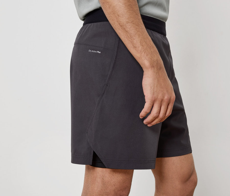 Férfi pózol Dry Active Plus rövidnadrágban.