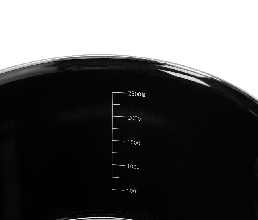 Egy fekete tartály közeli felvétele, 500 és 2500 ml közötti mérőskálával.