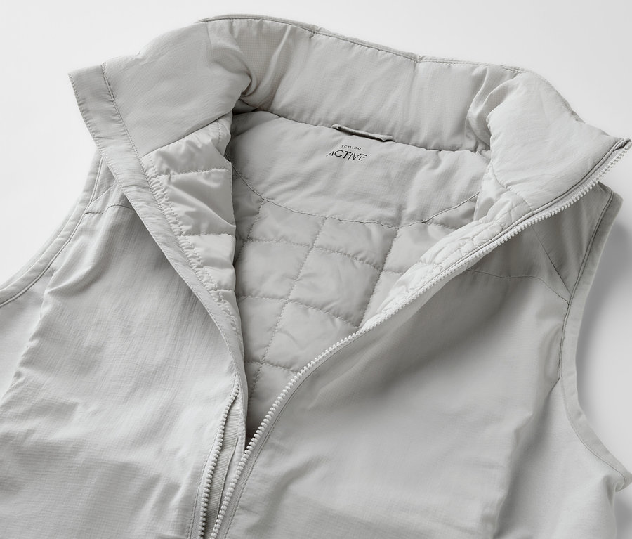 Világos hibrid »pack light« mellény nyitott cipzárral.