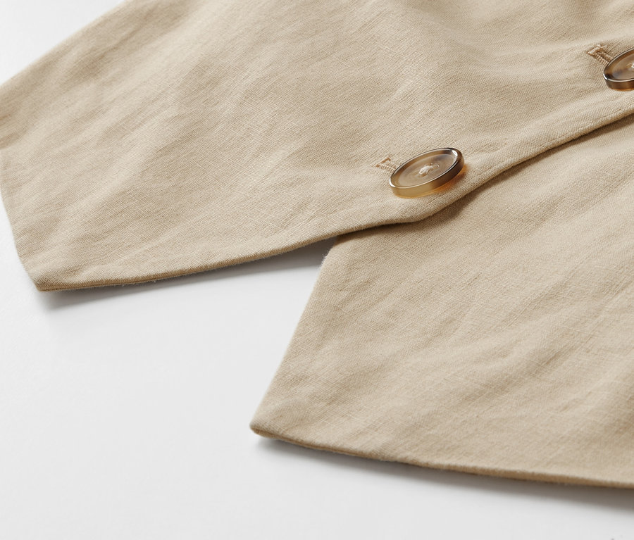 A lenvászon mellény részlete gombokkal.