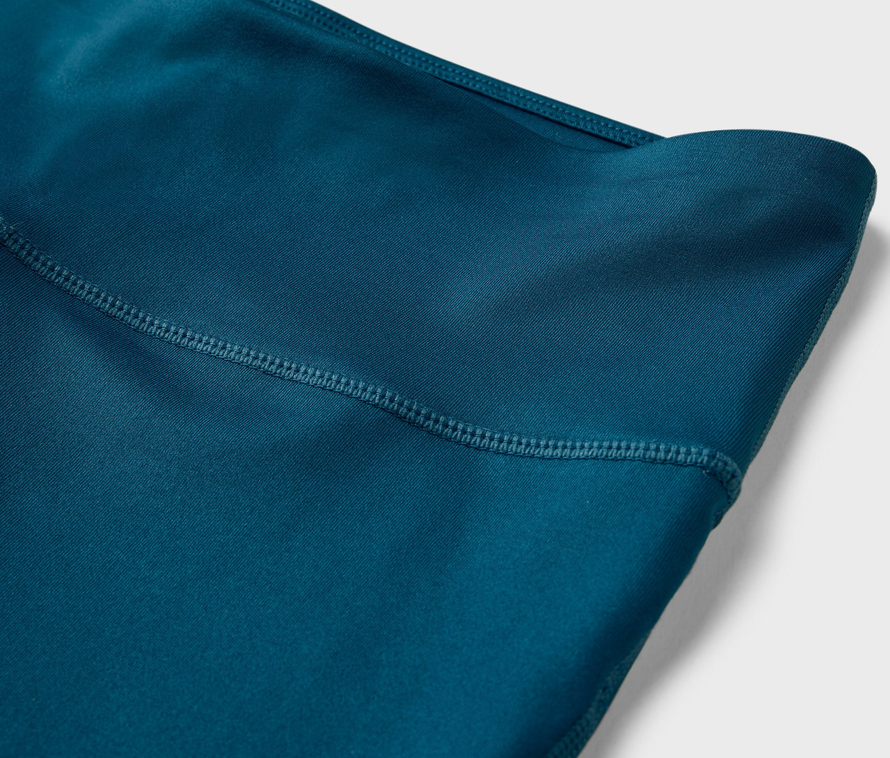 Egy 3/4-es sportnadrág részlete.