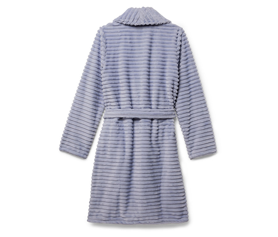 Kék köntös vízszintes csíkokkal és övvel.