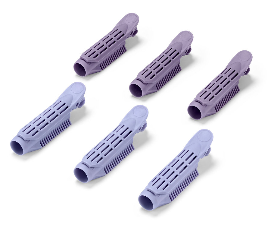 Hat lila hajcsavaró fehér háttéren.